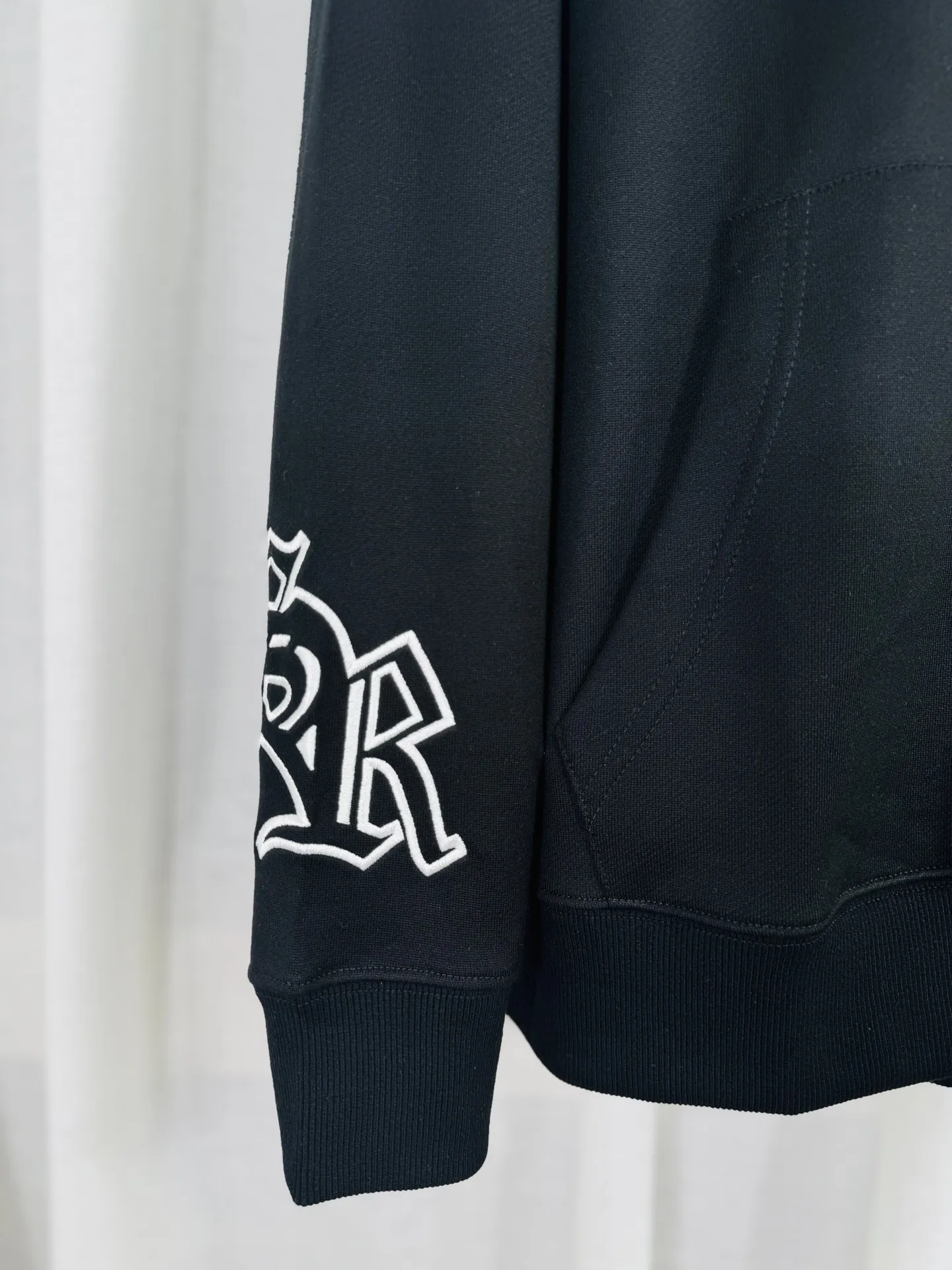 P290 top version, real shot without P, ​​different from market currency) 𝗖𝗵𝗿𝗼𝗺𝗲 𝗛𝗲𝗮𝗿𝘁𝘀/Cro Heart 2025 washed and burned flower patch embroidered autumn and winter new original single counter American patchwork 3D three-dimensional couple casual hooded sweatshirt 👑The highest version! Customized fabric 480g tripe terry fabric! American-style acid-washed and distressed original fabric, laser burning + appliqué embroidery, exquisite embroidery of beaded letters! The best-selling model in the counter, very comfortable to wear. Accessories: original molded and authenticated collar label➕100% silk wash label. Genuine purchase-grade original hangtag➕matching hanging rope➕3D hanging beads➕original packaging bag. Craftsmanship: The original version has consistent wiring! The highest version of the armhole matching technique! Color: Black Size: S M L XL Style No.: 9335